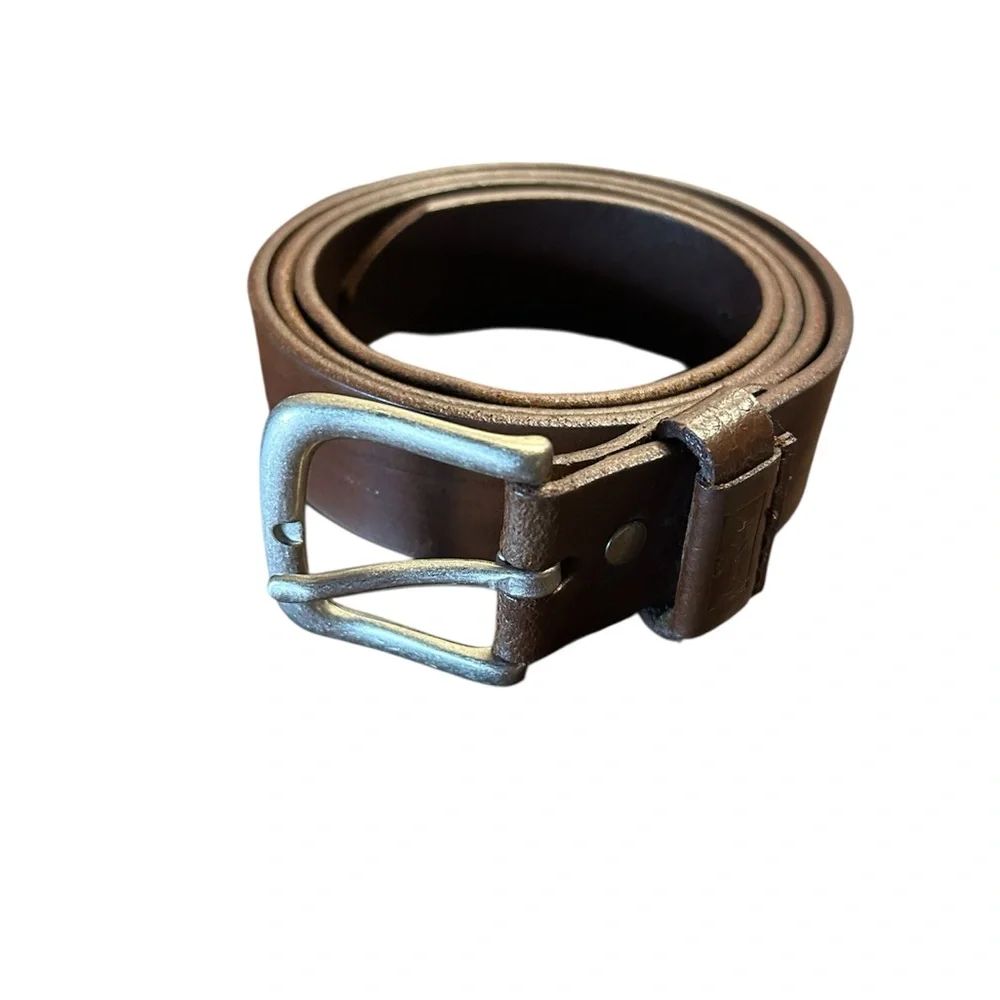 Levi's Classic Brown Leather Belt with Silver Buckle - Picture 1 of 3